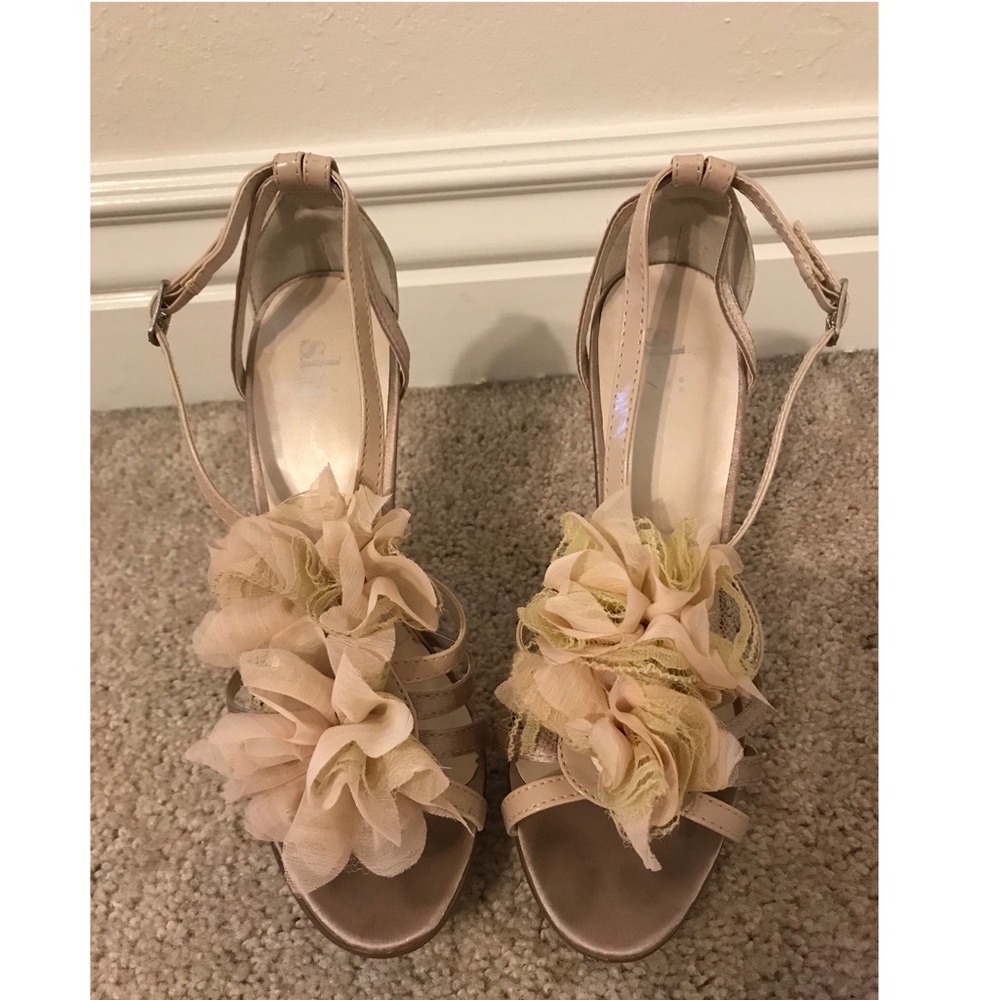 Barely worn Cream colored heels